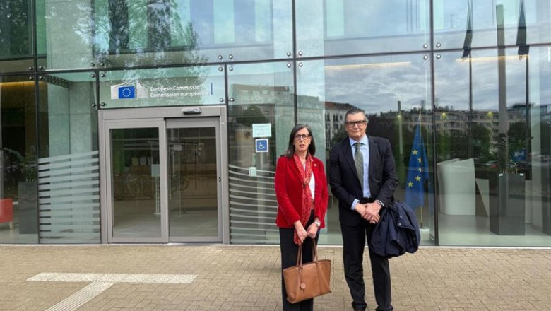 ep la presidenta de la autoridad portuaria de gijon nieves roqueni junto al director portuario jose