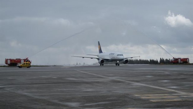 ep llegadaprimer vuelolufthansaaeropuertosantiago