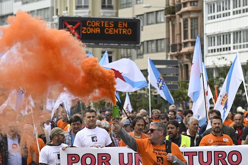 https://img1.s3wfg.com/web/img/images_uploaded/9/b/ep_manifestantes_de_alcoa_marchan_por_un_futuro_para_la_industria_electrointensiva_en_a_coruna.jpg