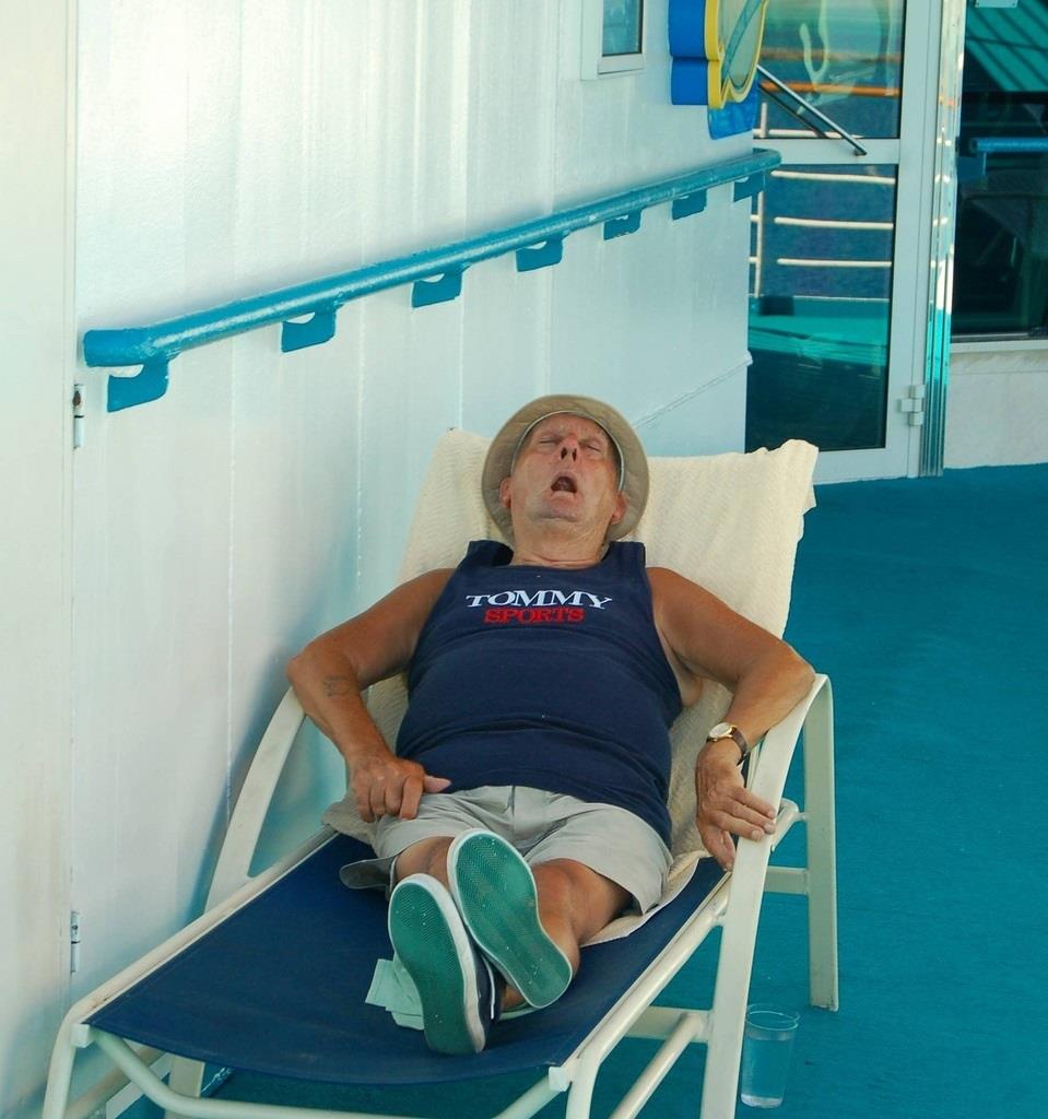 ep mayor anciano dormir dormido durmiento vejez tumbona