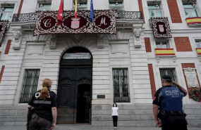 ep minuto de silencio de la presidenta regional isabel diaz-ayuso por las victimas del covid-19