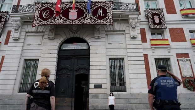 ep minuto de silencio de la presidenta regional isabel diaz-ayuso por las victimas del covid-19