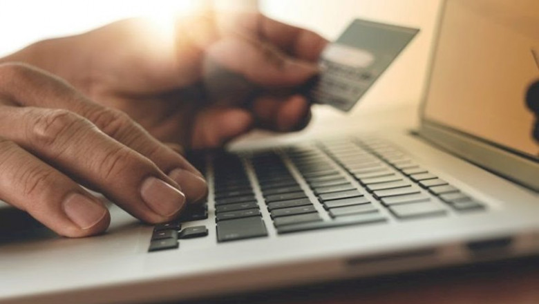 Persona usando un ordenador con tarjeta de crédito y haciendo compras online | NIELSEN - Archivo ep persona usando un ordenador con tarjeta de credito y haciendo compras online