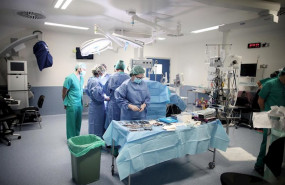 ep personal sanitario del hospital 12 de octubre momentos antes de una operacion en los quirofanos