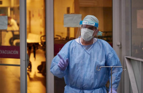 ep personal sanitario del hospital de navarra traslada una camilla desinfectada en el servicio de ep personal sanitario del hospital de navarra traslada una camilla desinfectada en el servicio de