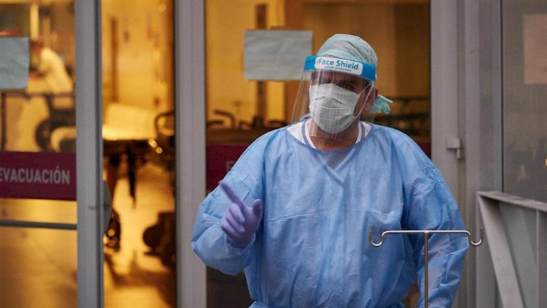 ep personal sanitario del hospital de navarra traslada una camilla desinfectada en el servicio de ep personal sanitario del hospital de navarra traslada una camilla desinfectada en el servicio de