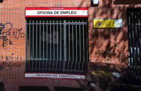 ep rejas en las puertas de una oficina de empleo cerrada