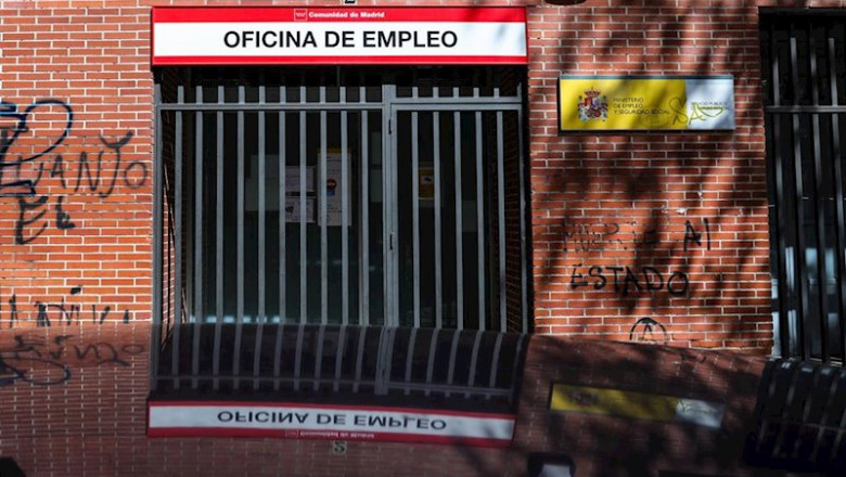 Rejas en las puertas de una Oficina de Empleo cerrada. | Jesús Hellín - Europa Press - Archivo ep rejas en las puertas de una oficina de empleo cerrada