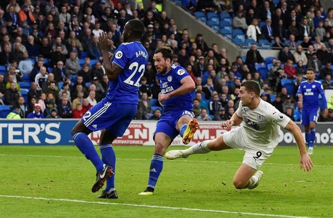 Sam Vokes remata a gol durante un partido del Burnley | @PREMIERLEAGUE ep sam vokes rematagol durantepartidoburnley