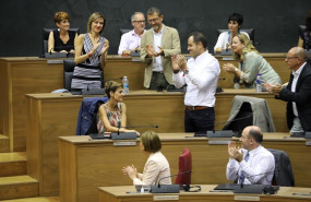ep segunda fila la secretaria generalpsncandidatapartidola presidencianavarra maria chivite es aplaudidaparlamentario foralpsn ramon azorriz goni y abajo la jefaejecutivo foralnavarrafuncionesliderg