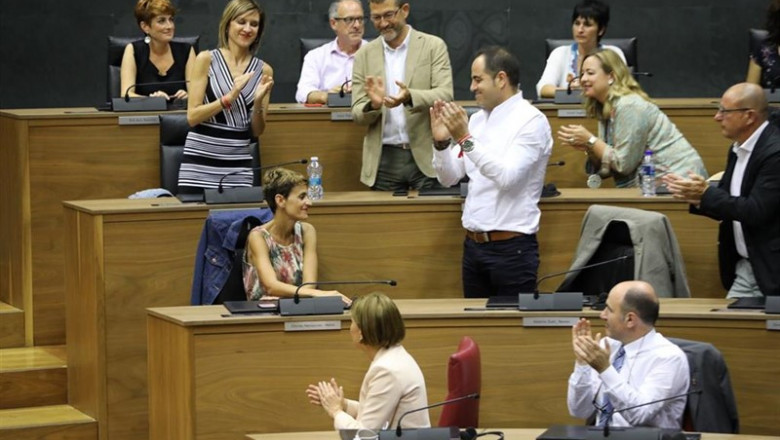 (Segunda fila) La secretaria general del PSN y candidata del partido a la Presidencia de Navarra, María Chivite, es aplaudida por el parlamentario foral del PSN, Ramón Azórriz Goñi, y abajo, la jefa del Ejecutivo foral de Navarra en funciones y líder de G | David Domench - Europa Press ep segunda fila la secretaria generalpsncandidatapartidola presidencianavarra maria chivite es aplaudidaparlamentario foralpsn ramon azorriz goni y abajo la jefaejecutivo foralnavarrafuncionesliderg