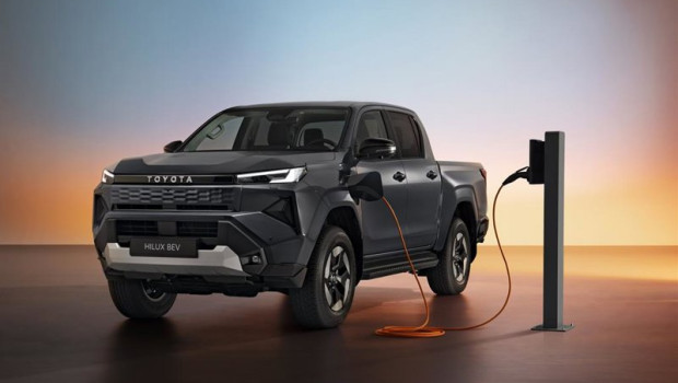 ep toyota anuncia la llegada de la version electrica de su pick up hilux para el primer trimestre de