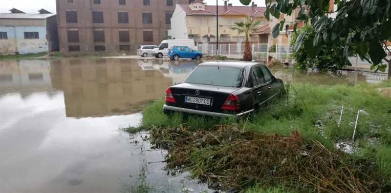 ep un coche arrastrado por la corriente en beniajan