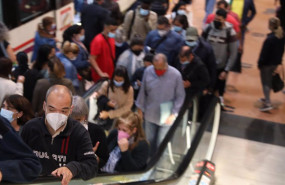 ep un grupo de pasajeros sube las escaleras desde uno de los andenes de la estacion de madrid  
