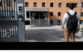 ep un universitario frente a un colegio mayor de madrid cerrado por el coronavirus