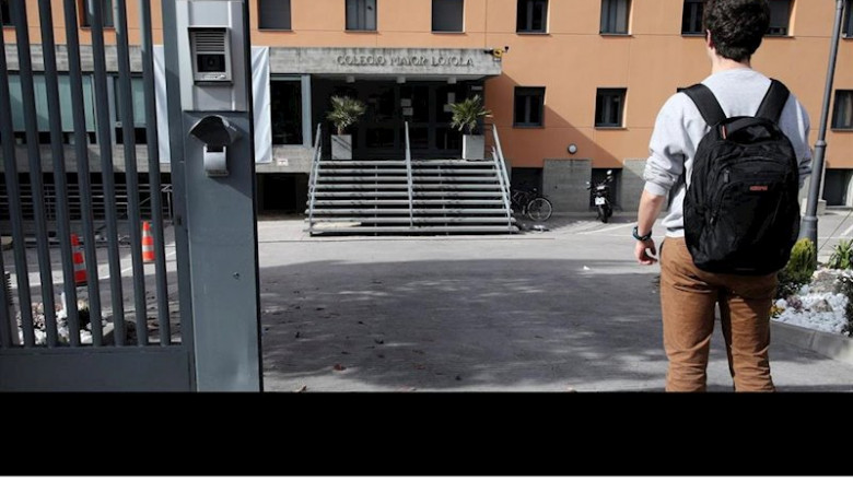 Un universitario, frente a un colegio mayor de Madrid cerrado por el coronavirus. | Eduardo Parra - Europa Press ep un universitario frente a un colegio mayor de madrid cerrado por el coronavirus