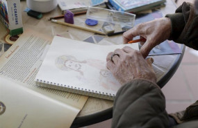 ep una anciana realiza un dibujo en el interior de la residencia de mayores jesus del buen amor