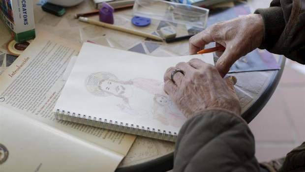 ep una anciana realiza un dibujo en el interior de la residencia de mayores jesus del buen amor
