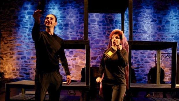 ep una de las escenas que se representan en ensayando un don juan de la compania de teatro la ruina