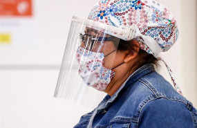 ep una pasajera protegida con mascarilla y mascara pasa los controles en la terminal 4 del