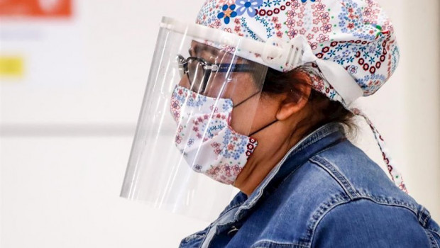 ep una pasajera protegida con mascarilla y mascara pasa los controles en la terminal 4 del