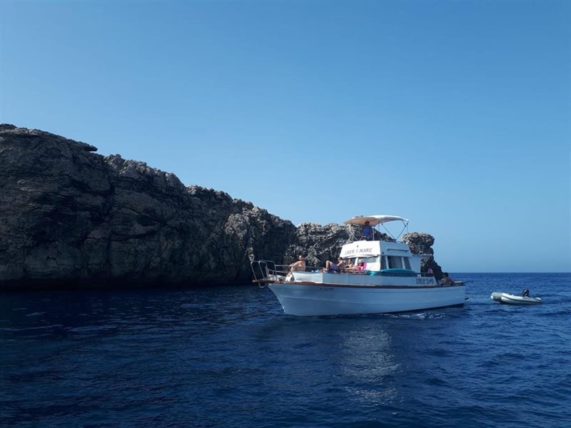 ep una pequena embarcacion en las idilicas aguas de la isla de menorca ep una pequena embarcacion en las idilicas aguas de la isla de menorca