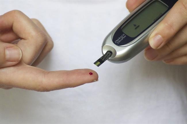 Una persona con diabetes controla su nivel de azúcar en sangre | UCO ep una personadiabetes controlanivelazucarsangre