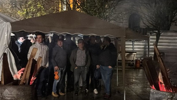 ep unos 60 tractores pasan la noche en el paseo pereda en protesta contra el acuerdo con mercosur