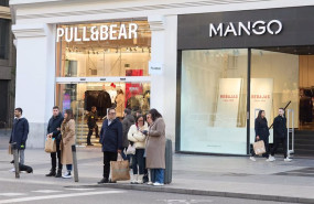 ep varias personas salen de las tiendas con bolsas durante las rebajas en el centro de madrid en