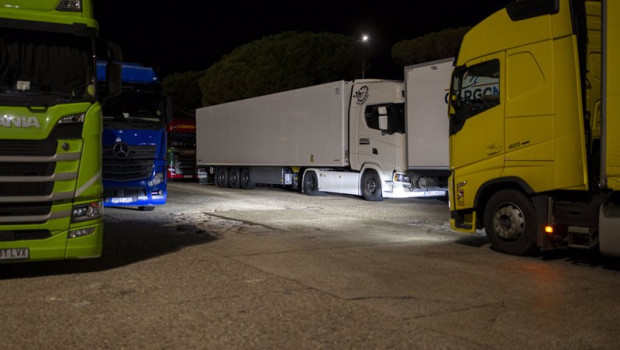 ep varios camiones en la autopista ap 7