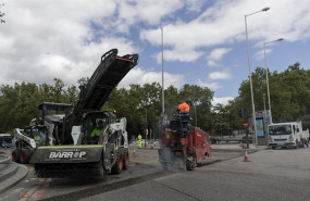 ep varios operarios trabajan en el asfaltado de la plaza del emperador carlos v junto a la estacion