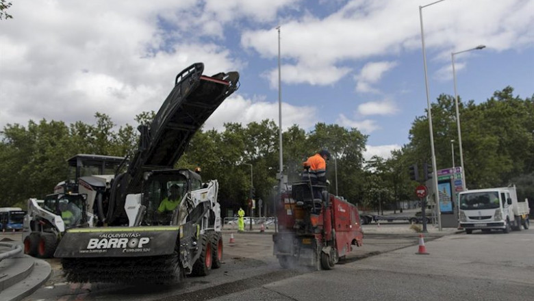 ep varios operarios trabajan en el asfaltado de la plaza del emperador carlos v junto a la estacion