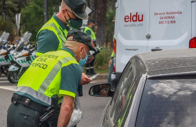 ep varios policias paran a los coches para someter a pruebas de control de consumo de drogas y