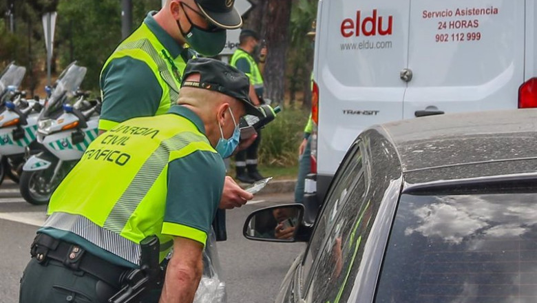 Varios policías paran a los coches para someter a pruebas de control de consumo de drogas y alcohol a los conductores durante la presentación de una nueva campaña de la DGT. | Ricardo Rubio - Europa Press ep varios policias paran a los coches para someter a pruebas de control de consumo de drogas y