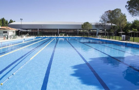ep vista panoramica de una piscina municipal