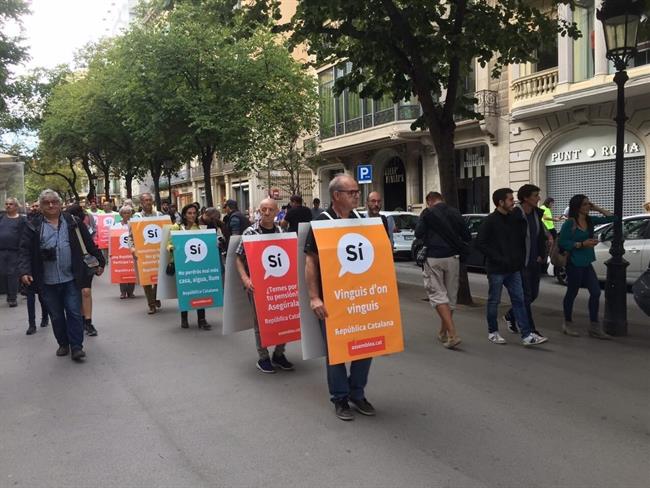 Voluntarios de la ANC haciendo de carteles humanos en la campaña del 1-O | TWITTER @ASSEMBLEA ep voluntariosla anc haciendocarteles humanosla campana1-o