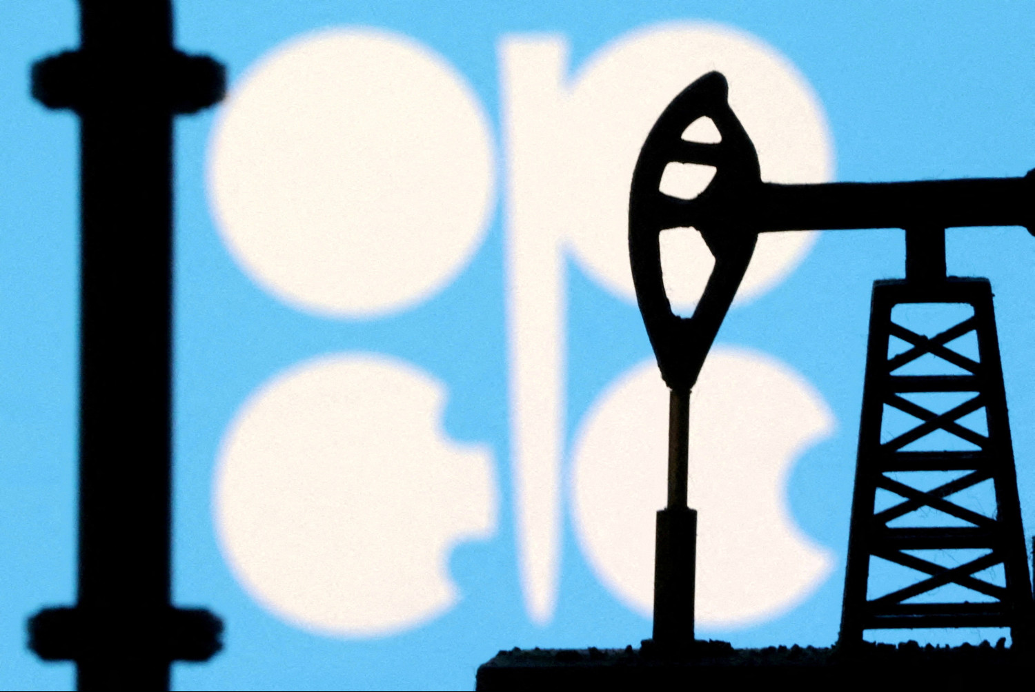 La OPEP+ mantiene los recortes de producción y se abre a tomar más medidas