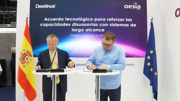 ep archivo   de izquierda a derecha el presidente del grupo oesia luis furnells y el fundador de