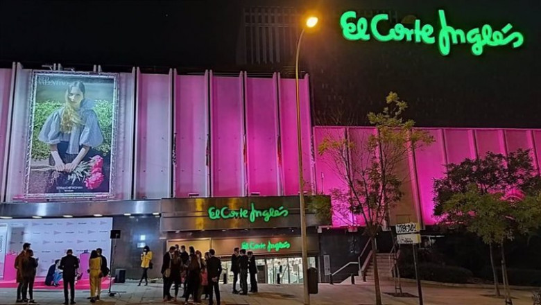 CORTE INGLÉS - Archivo ep archivo el corte ingles viste de rosa la fachada del centro se serrano