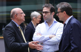 ep archivo   el ministro de economia comercio y empresa carlos cuerpo c durante la reunion del