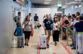ep archivo   llegada de pasajeros a la terminal 1 del aeropuerto adolfo suarez madrid barajas en