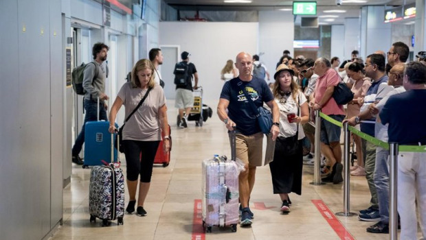ep archivo   llegada de pasajeros a la terminal 1 del aeropuerto adolfo suarez madrid barajas en