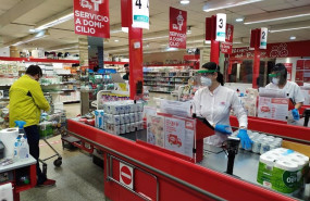 ep archivo trabajadores en un supermercado ep archivo trabajadores en un supermercado