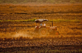 ep archivo   tractor trabajando en el campo