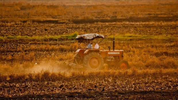 ep archivo   tractor trabajando en el campo