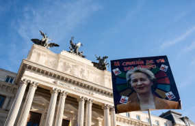 ep archivo   un cartel con la cara de la presidenta de la comision europea durante una protesta de