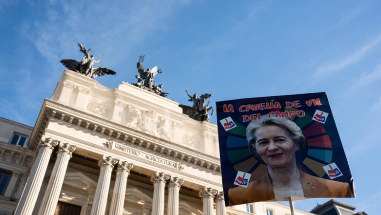 ep archivo   un cartel con la cara de la presidenta de la comision europea durante una protesta de