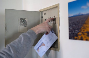 ep archivo   un hombre sube los plomos de la luz con una factura de luz en la mano