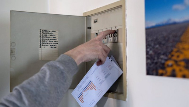 ep archivo   un hombre sube los plomos de la luz con una factura de luz en la mano