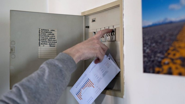 Archivo - Un hombre sube los plomos de la luz con una factura de luz en la mano. | Alberto Ortega - Europa Press - Archivo ep archivo un hombre sube los plomos de la luz con una factura de luz en la mano
